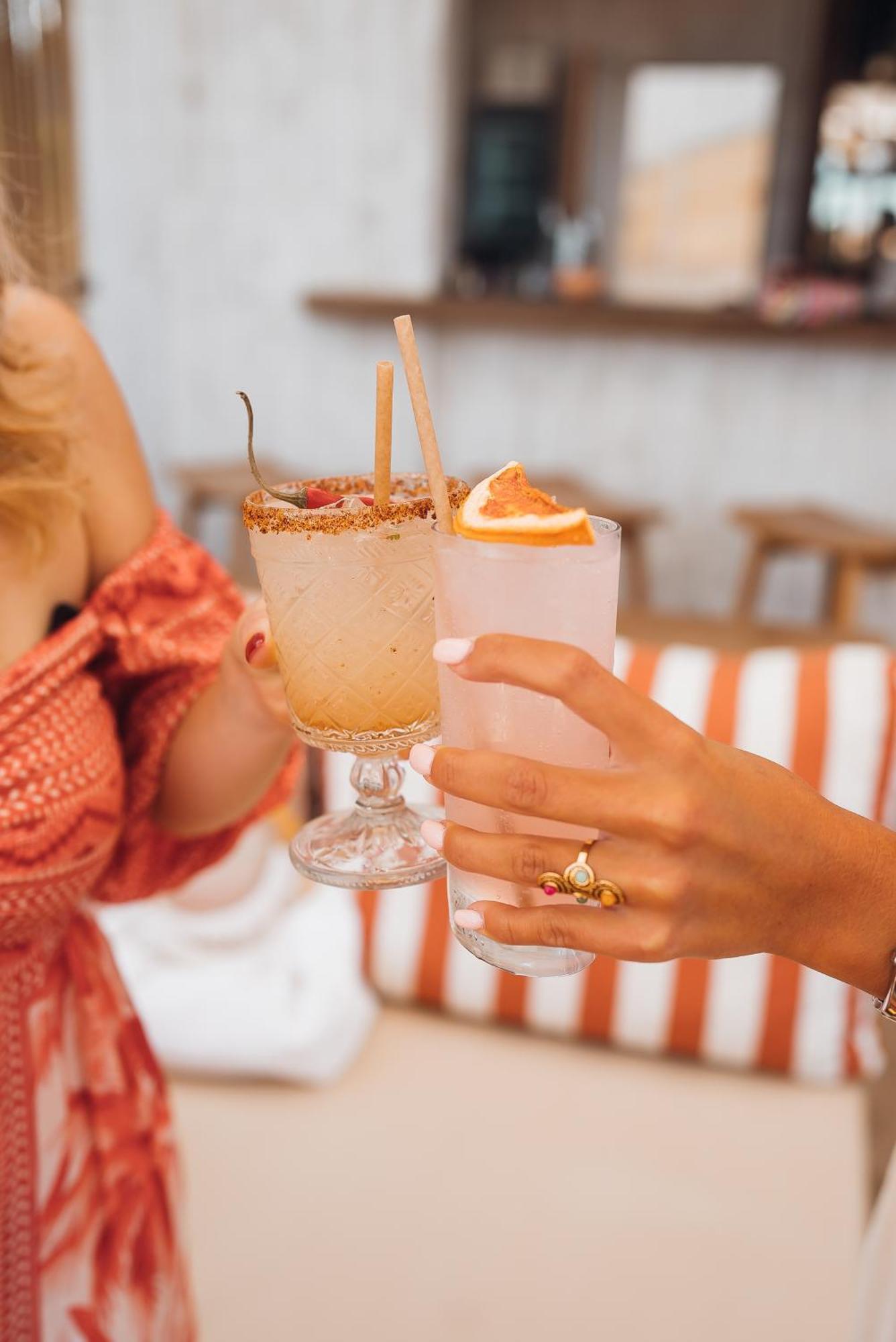 Toison D'Or Hotel Ramatuelle Ngoại thất bức ảnh Two people toasting with cocktails