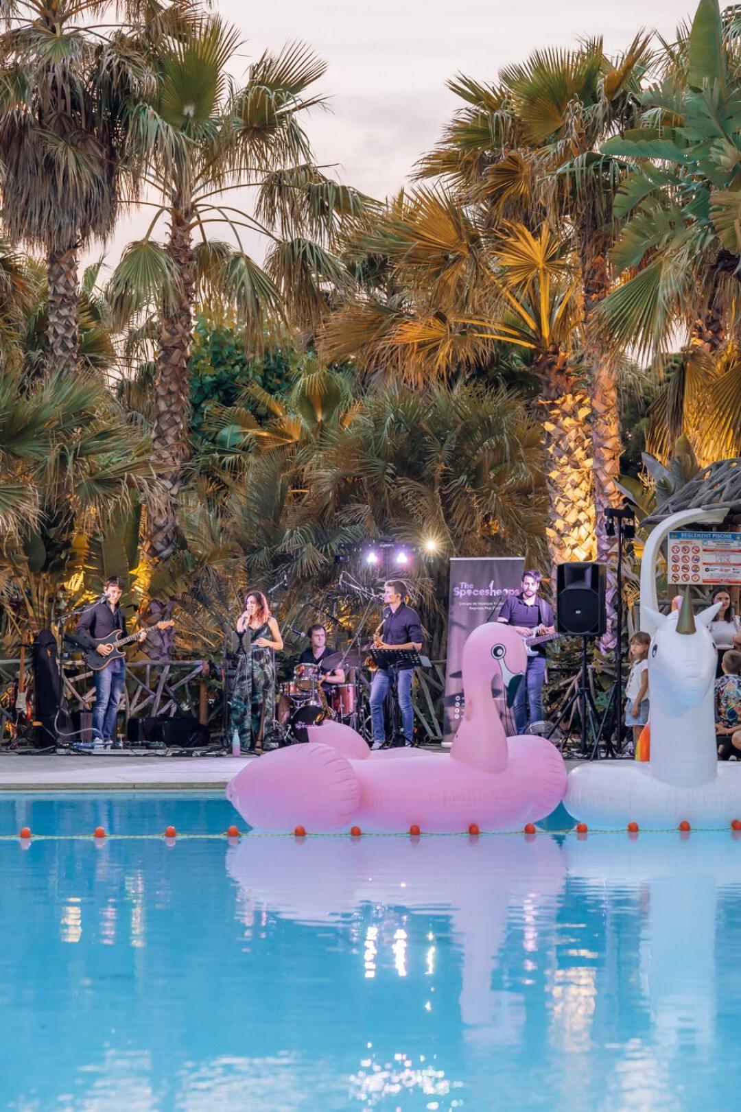 Toison D'Or Hotel Ramatuelle Ngoại thất bức ảnh The band performing in 2019