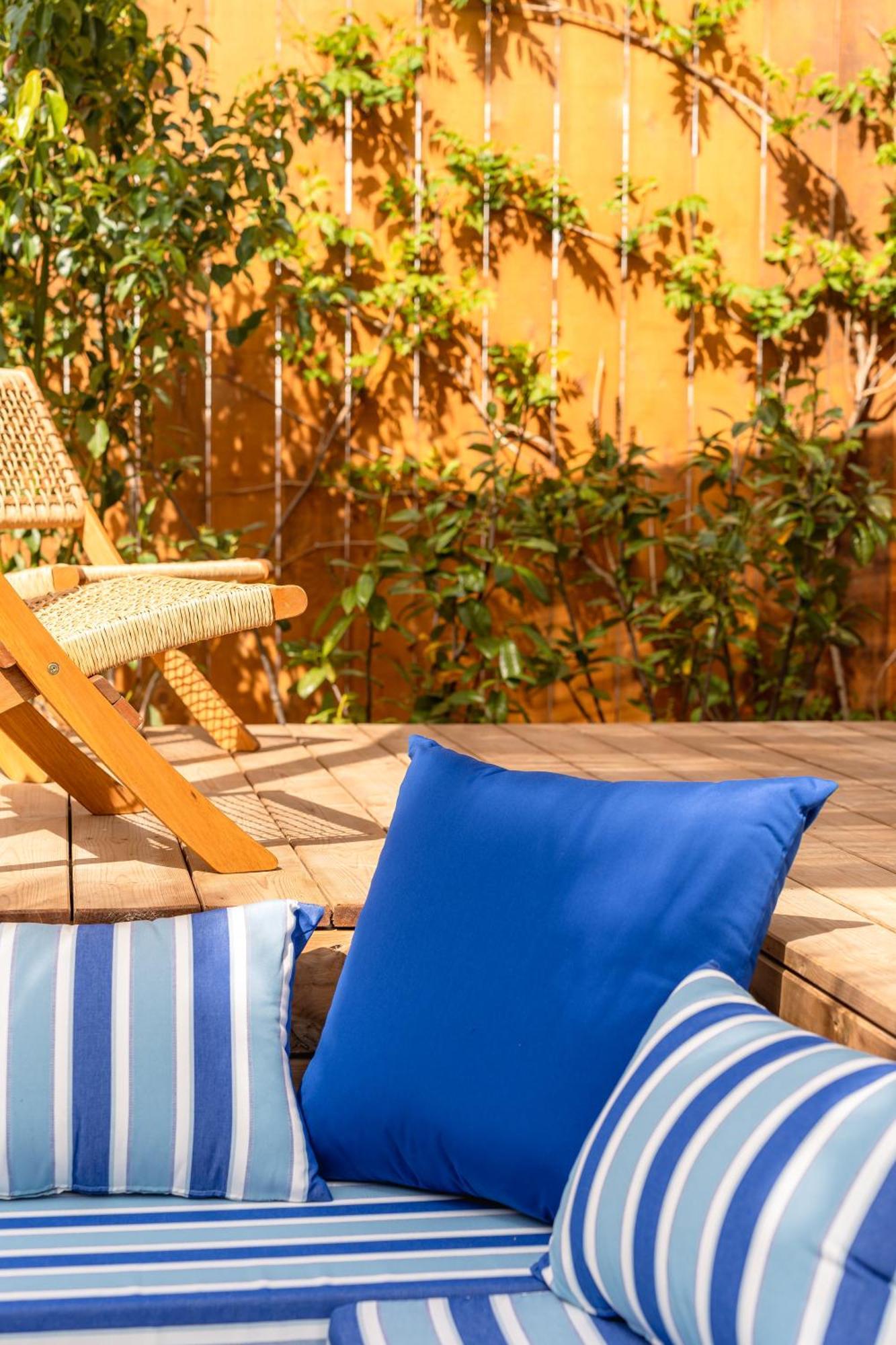 Toison D'Or Hotel Ramatuelle Ngoại thất bức ảnh A blue cushion